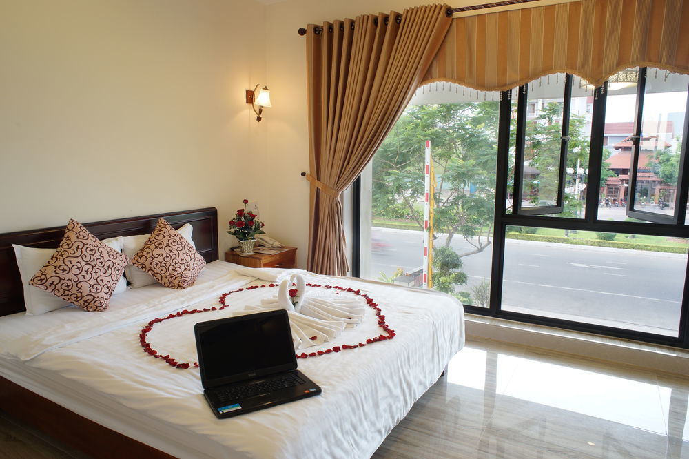 La Maison Danang Beach Hotel Exterior photo